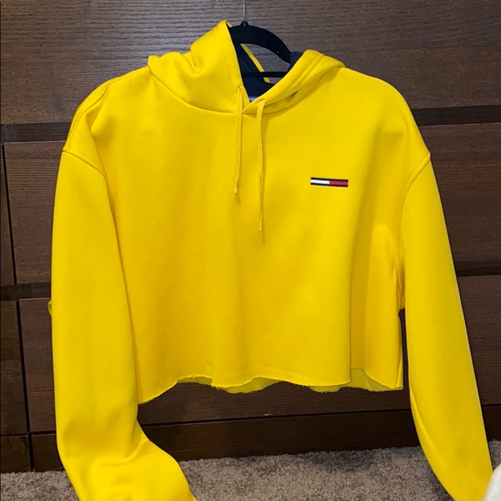 Vintage Tommy Hilfiger Cropped Sweatshirt!